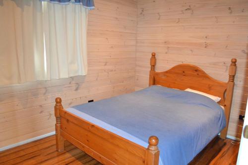 En eller flere senge i et værelse på Mistys Beachside Cottage - Bring your own linen.