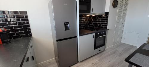 Il comprend une cuisine équipée d'un réfrigérateur et d'une cuisinière. dans l'établissement Mon Soleil, à Les Sables-dʼOlonne