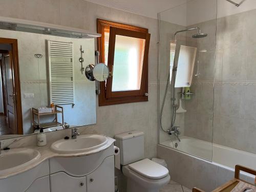 a bathroom with a toilet and a sink and a shower at El Valle Verde in Monte Pego