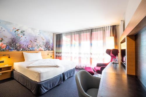 Postel nebo postele na pokoji v ubytování Hotel Heiden - Wellness am Bodensee