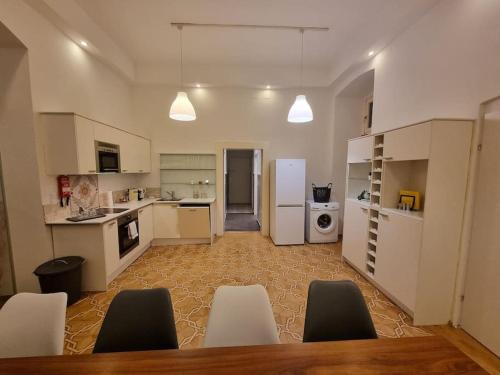 מטבח או מטבחון ב-Sissi Royal Suite - Inner City 4 bedroom apartment