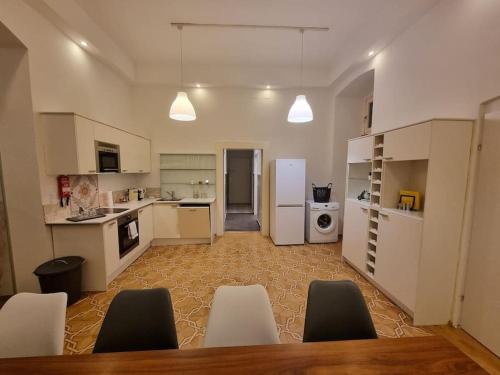 Sissi Royal Suite - Inner City 4 bedroom apartment