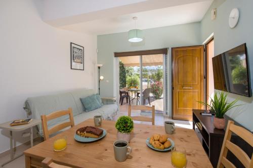 una sala de estar con una mesa con comida. en Peris House Souda, en Suda