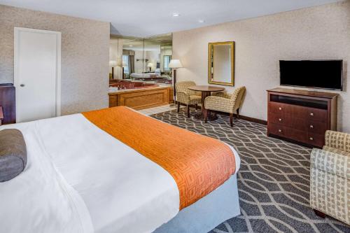 a hotel room with a bed and a bathroom at Howard Johnson by Wyndham Lenox in Lenox