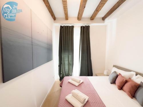 1 dormitorio con 1 cama con manta rosa en Cavana 5 Tirabora Short Rent, en Trieste