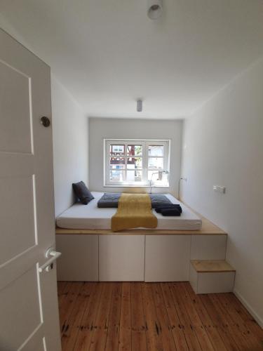 a bed in a room with a window at Alte Goldschmiede Südpfalz in Klingenmünster