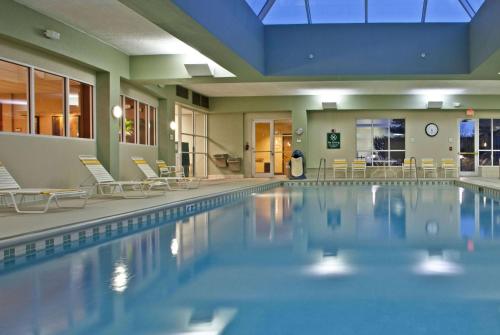 une grande piscine avec des chaises et des tables dans l'établissement La Quinta by Wyndham Bannockburn-Deerfield, à Bannockburn