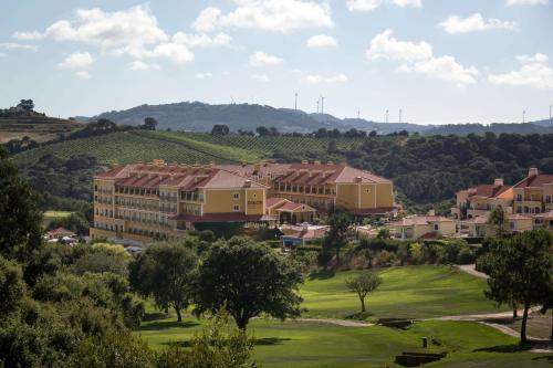 een uitzicht op een resort met een golfbaan bij Dolce CampoReal Lisboa in Turcifal