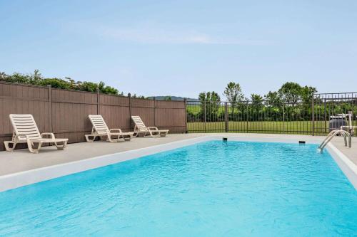 Piscine de l'établissement Howard Johnson by Wyndham Chattanooga Lookout Mountain I-24 ou située à proximité