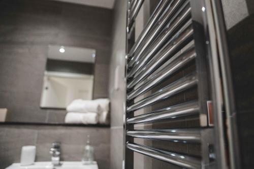 bagno con lavandino e frigorifero in acciaio inossidabile di Modern 1-Bed Apartments - New - City Centre - FREE Wi-Fi - a Sheffield