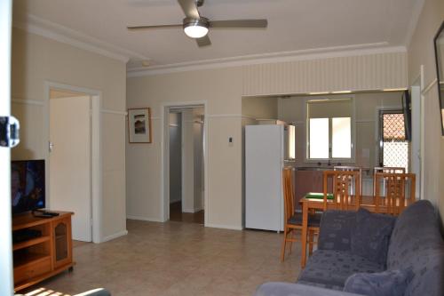 ein Wohnzimmer mit einem Sofa und einem Tisch in der Unterkunft Clarkes Flat 1 in South West Rocks