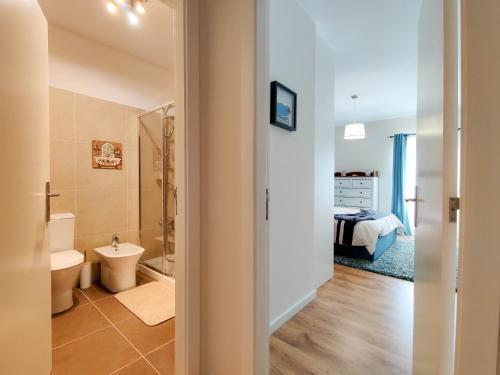 La salle de bains est pourvue d'une douche, de toilettes et d'un lit. dans l'établissement Da Silva House - Ap in Afife with Balcony & SeaView, à Viana do Castelo