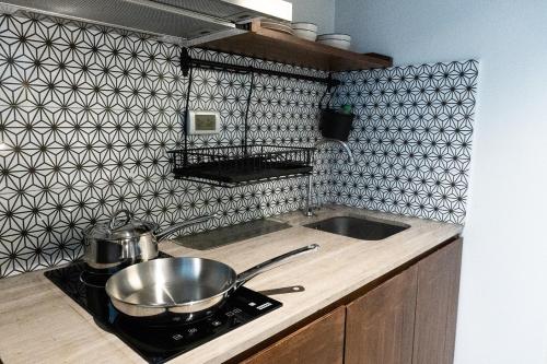 Una cocina o zona de cocina en Tints of Blue Hotel