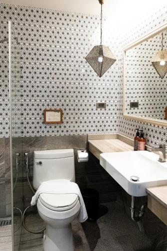 Un baño de Tints of Blue Hotel