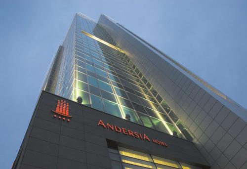wysoki budynek z podpisem amerykańskich linii lotniczych w obiekcie Andersia Hotel & Spa Poznan, a member of Radisson Individuals w Poznaniu