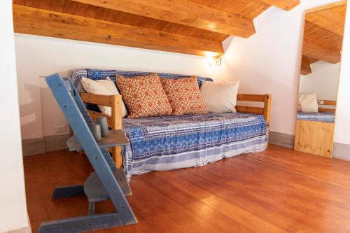 Casale Carratois - casa vacanze - Marzameni - Noto في بورتوبالو: سرير في غرفة مع أرضية خشبية