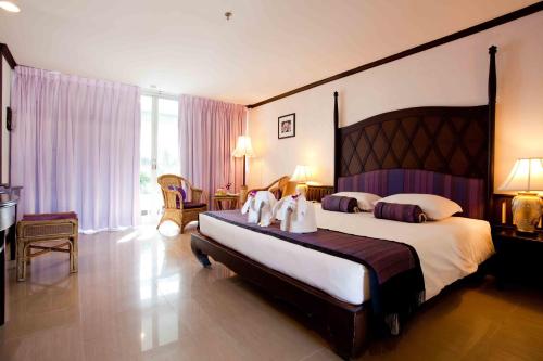 Una cama o camas en una habitación de Methavalai Hotel