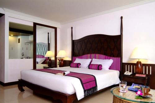 Una cama o camas en una habitación de Methavalai Hotel