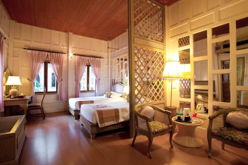 Una cama o camas en una habitación de Methavalai Hotel