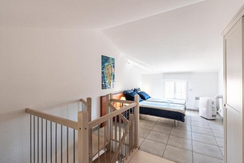 een slaapkamer met een trap en een bed in een kamer bij Torra Mare in Cervione