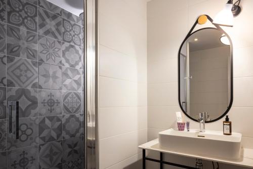 Salle de bains dans l'établissement Hôtel Edmond W Lyon Part-Dieu