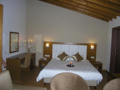 Postel nebo postele na pokoji v ubytování Livadia Hotel Kyperounta