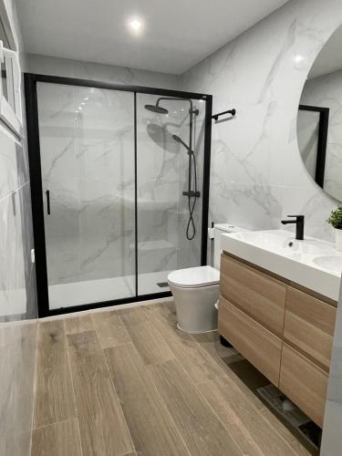 Un baño con ducha, inodoro y lavabo. en UIM Mediterraneo PB Luis Vives Wifi, en Puerto Sagunto