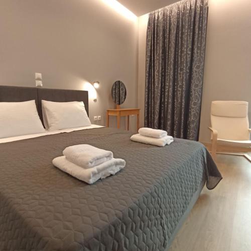 um quarto com uma cama com duas toalhas em Vecchio em Lepanto