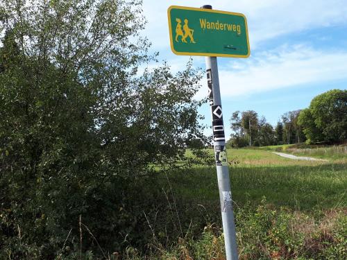 a sign for a walking sign on the side of a road at Tonis Apartment Erkrath in Erkrath