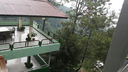 balkon domu z widokiem na góry w obiekcie Liemas hotel w mieście Pasuruan