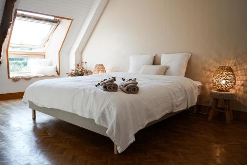 - une chambre avec un lit doté d'ours en peluche dans l'établissement Le Cocon de Noah, à Sideville