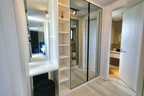 um quarto com um closet com uma porta de vidro em Yedisu Villaları Family Only em Kemer