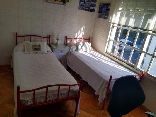 En eller flere senge i et værelse på Simpatico duplex en Olivos