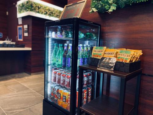 福岡的住宿－福岡博多 Hulaton 飯店，商店里装有饮料和小吃的冰箱