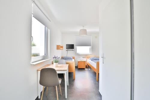 un soggiorno con tavolo e divano di GROBO Apartments ad Amburgo