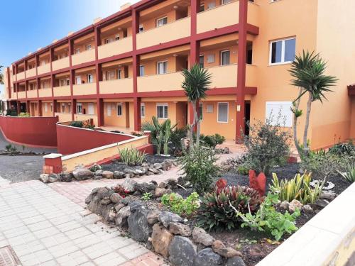 un edificio con un jardín delante de él en Casa Guira - Fuerteventura, en Parque Holandes
