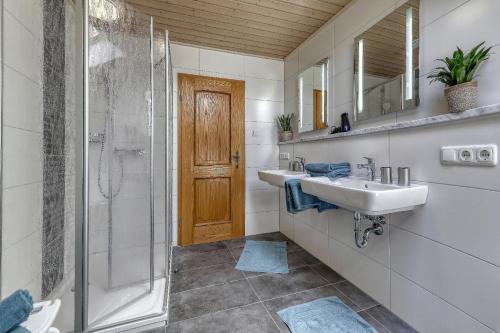 a bathroom with two sinks and a shower at Ferienwohnung Kollmaier in Zwiesel
