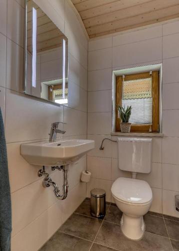 Ένα μπάνιο στο Ferienwohnung Kollmaier
