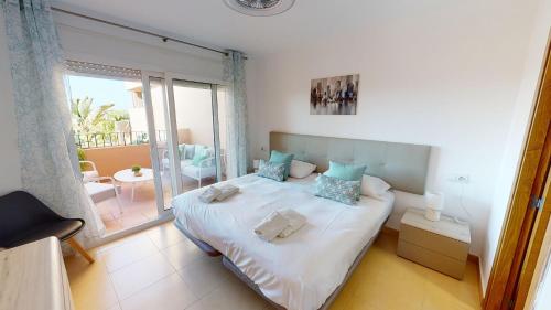 um quarto com uma cama grande e uma varanda em Casa Cocotero C-A Murcia Holiday Rentals Property em Torre-Pacheco