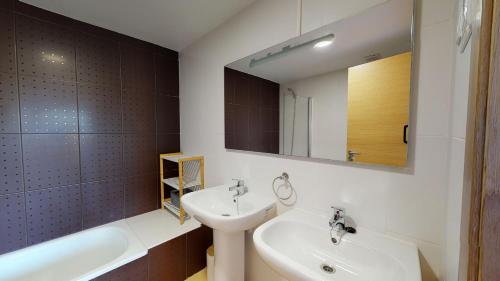 uma casa de banho com um lavatório e um espelho em Casa Cocotero C-A Murcia Holiday Rentals Property em Torre-Pacheco