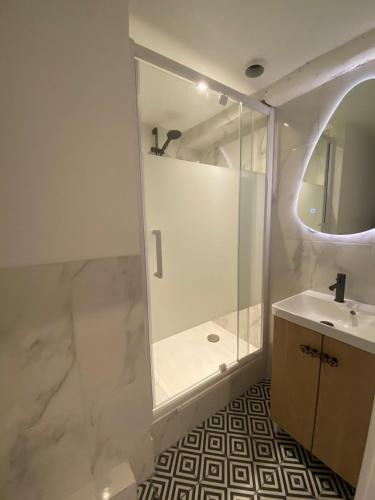une salle de bain avec douche et lavabo dans l'établissement Rue Marceau Cogolin, à Cogolin