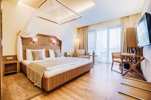 Postel nebo postele na pokoji v ubytování St. Martins Therme & Lodge