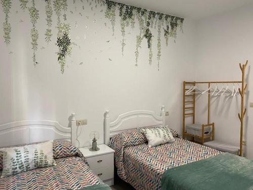 - une chambre avec 2 lits jumeaux l'une à côté de l'autre dans l'établissement Aire de Sanabria Puebla, à Puebla de Sanabria