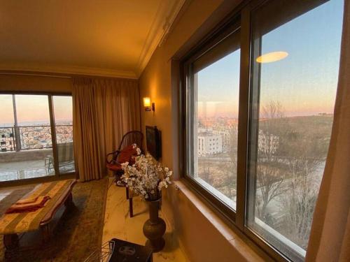 salon z dużym oknem z widokiem w obiekcie Beautifull Rooftop with an Amazing Terrace View w mieście Amman