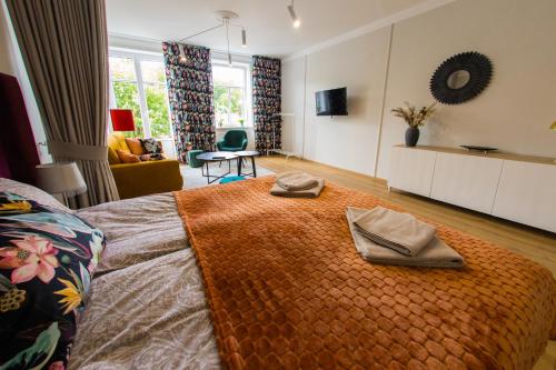 Un dormitorio con una cama con dos servilletas. en APARTAMENTY RICO, en Augustów