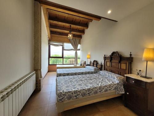 a bedroom with two beds and a window at El Mirador del Chispano in Ayllón