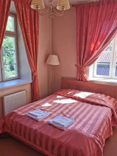 Ein Bett oder Betten in einem Zimmer der Unterkunft Taujėnų dvaro svečių namai