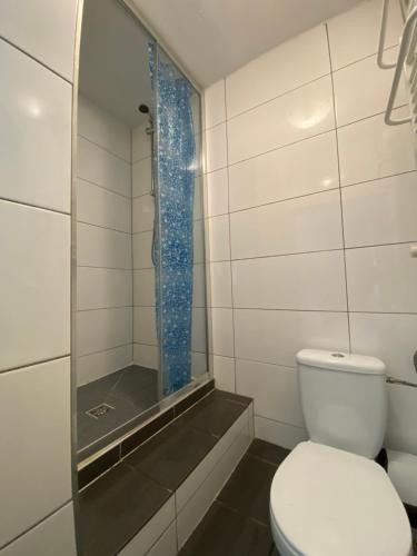 Bilik mandi di Pokoje Pracownicze kubamielno