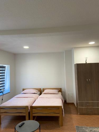 Llit o llits en una habitació de Apartman City