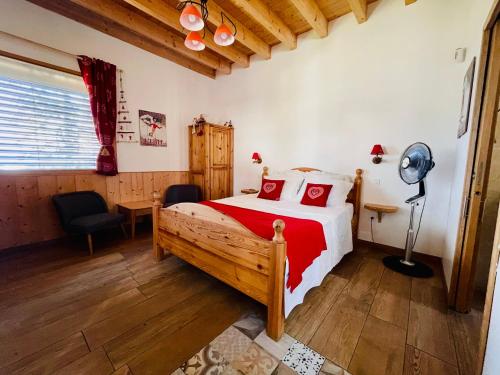 Ένα ή περισσότερα κρεβάτια σε δωμάτιο στο Chalet de Rozan